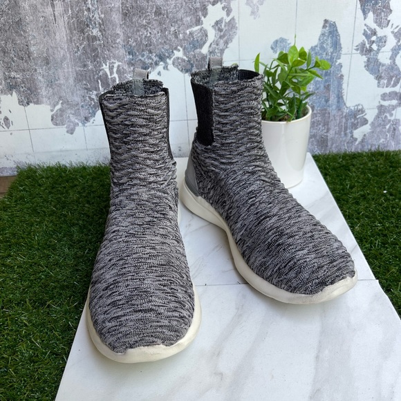 APL CHELSEA BOOTIES Size 10.5 black n white👟 - Picture 3 of 9